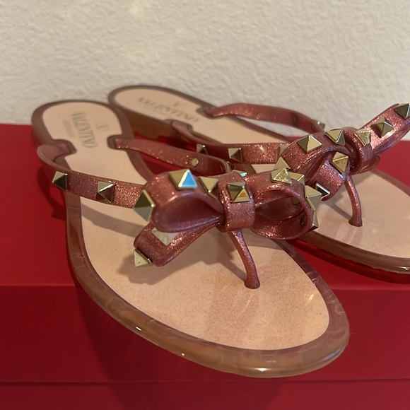 💞Valentino Garavani Rockstud Jelly Pink Flip Flop💞 - Picture 2 of 4